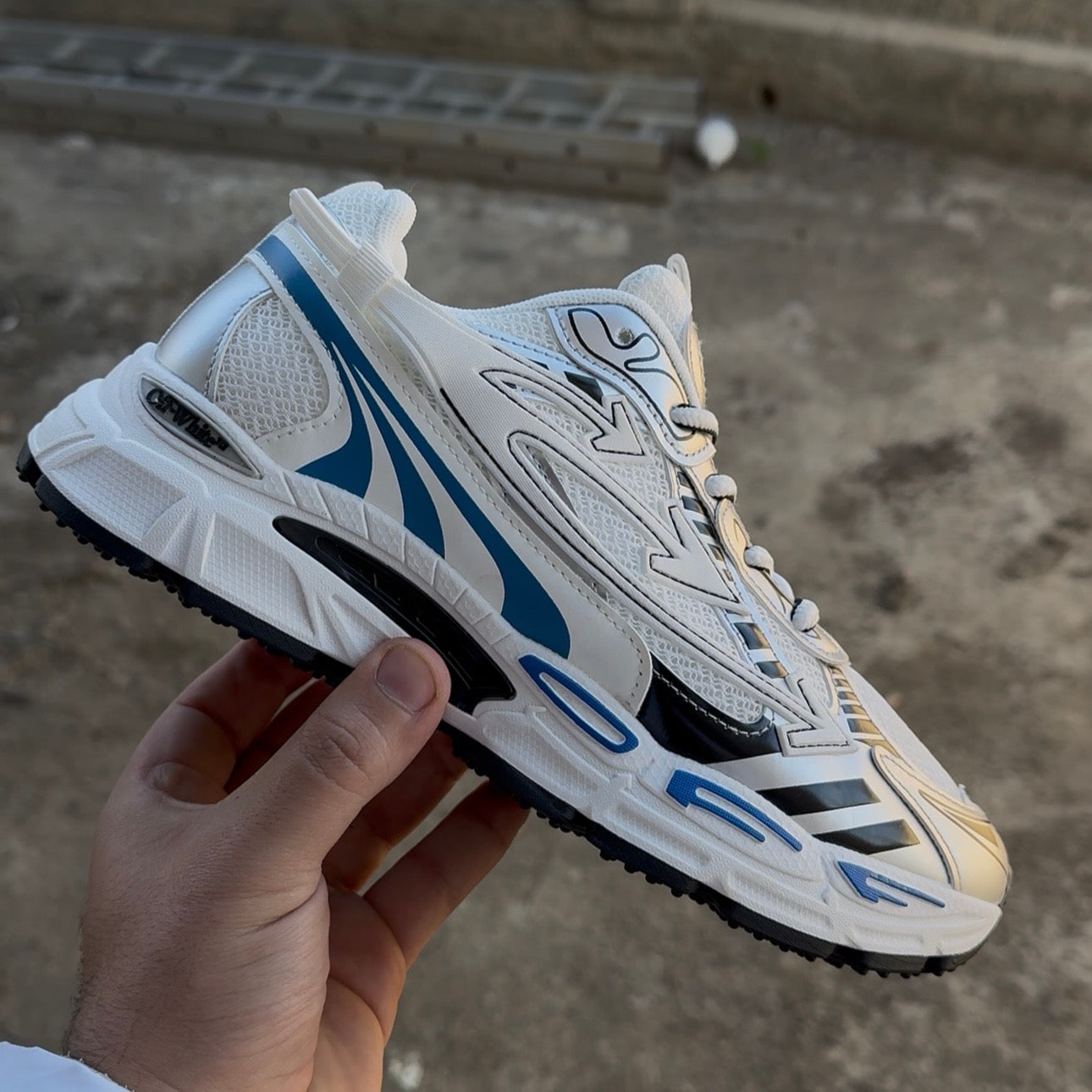 (Off) white 2026